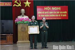 Bộ Tham mưu Quân khu trao Huân chương bảo vệ Tổ quốc